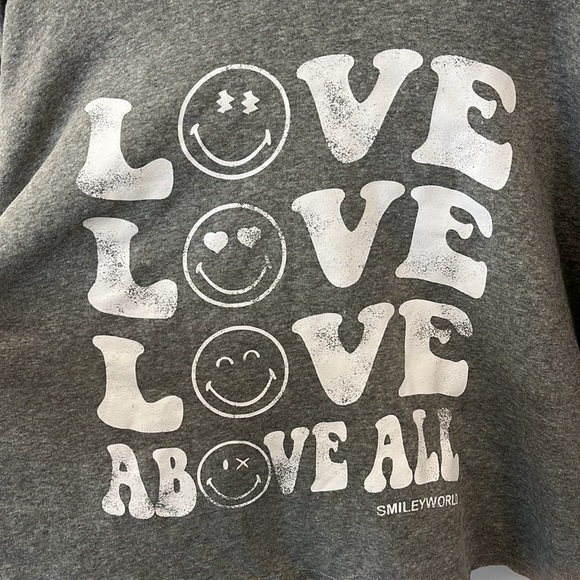 Women's SmileyWorld Love Above All Graphic Sweatshirt Gray M Smiley Company NWT - Picture 6 of 13